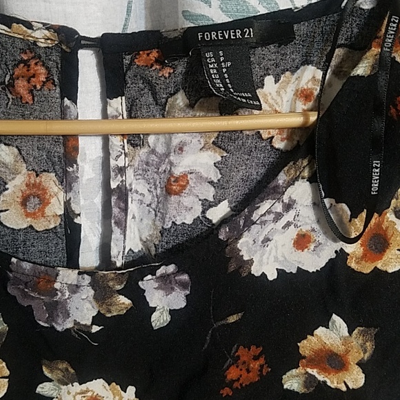 Sold LAST CHANCE! FOREVER21 FLORAL ROMPER - Picture 4 of 6